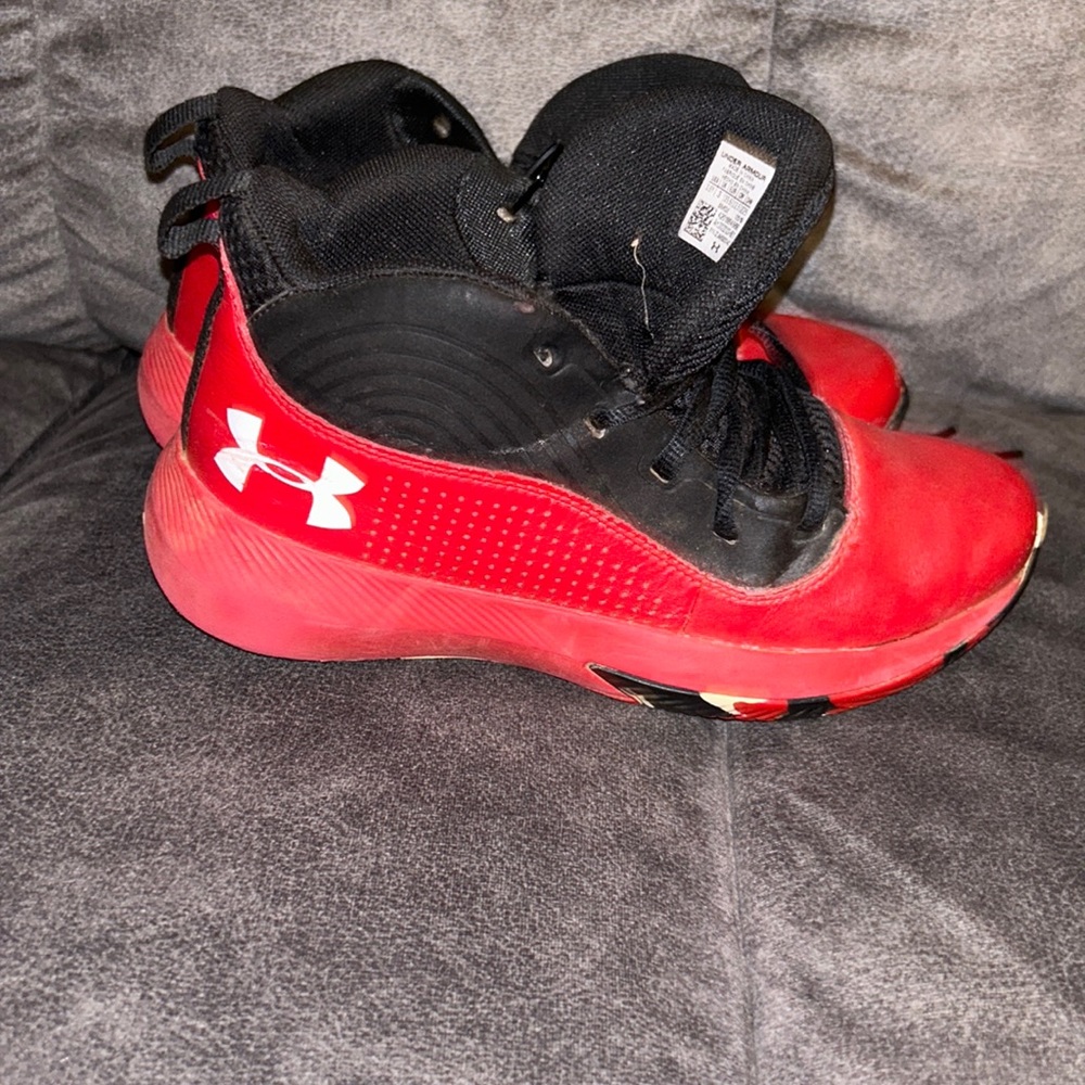 🌻 Under Armour Preloved Red & Black Hightops 🔴 Size 3.5